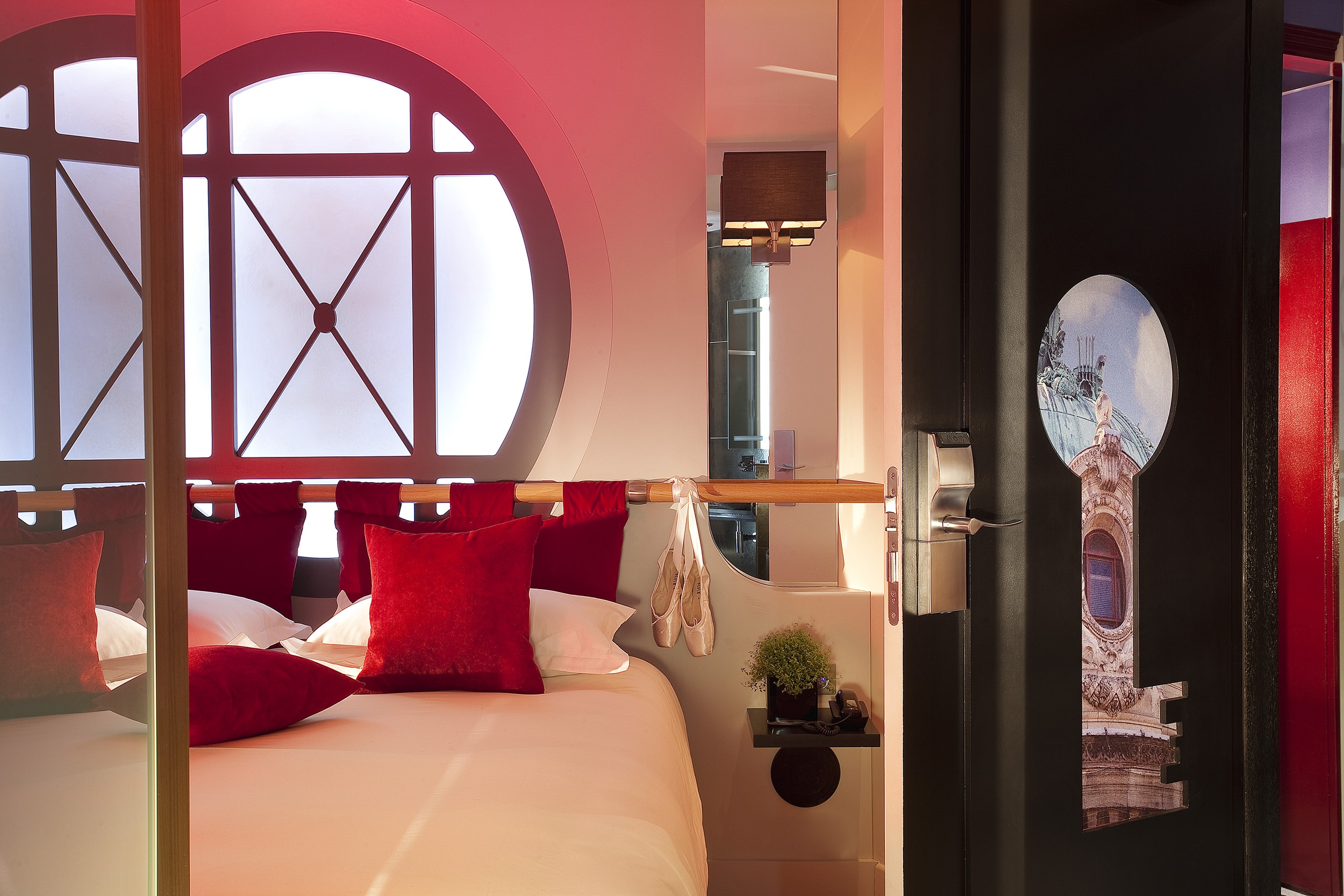 Отель secret. Hotel Design Secret de Paris. Самый дорогой бутик отель со спа Парижа. Бутик отель круглый со световым колодцем Париж. Hotel Design Secret de Paris kartinka