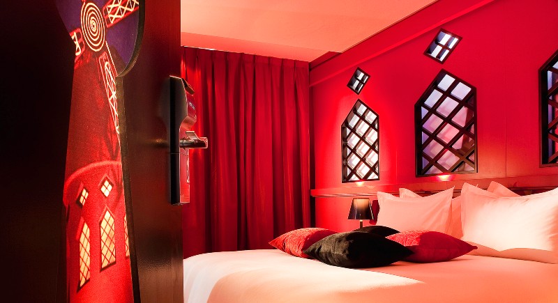 vue sur la chambre moulin rouge de l'hôtel secret de paris