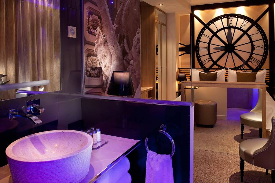 vue vasque en marbre de la chambre Orsay hotel secret de paris