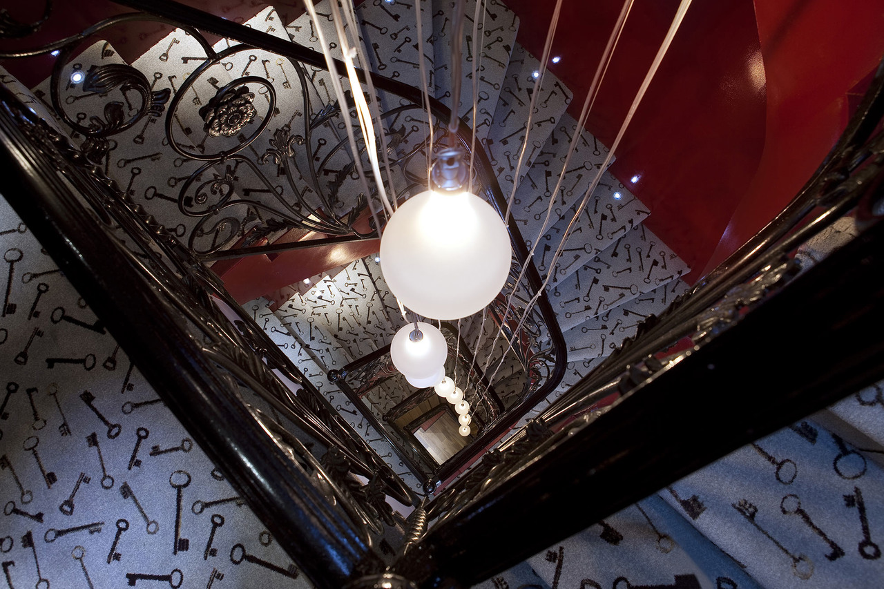 Escalier qui mène aux chambres hotel secret de paris