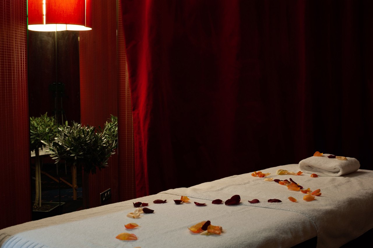 Table de massage avec pétales de fleurs secret de paris