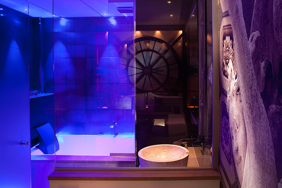 Vue salle de bain de luxe avec vasque en marbre hotel secret de paris