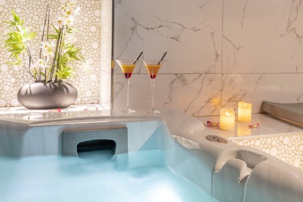 Vue du jacuzzi avec cocktail secret de paris