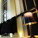 Vue lampe de chevet chambre Trocadéro hotel secret de paris