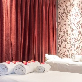 Table de massage avec pétales de rose hotel secret de paris