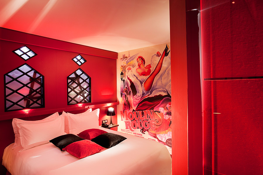 Lit et décoration chambre moulin rouge hotel secret de paris